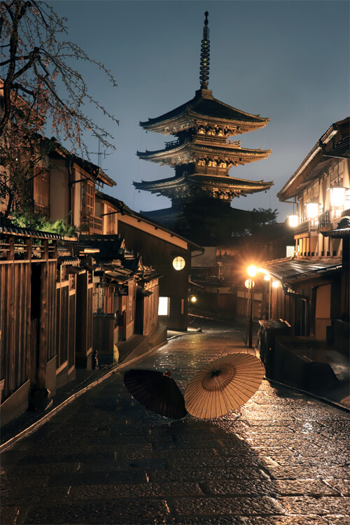 夜の八坂の塔と和傘