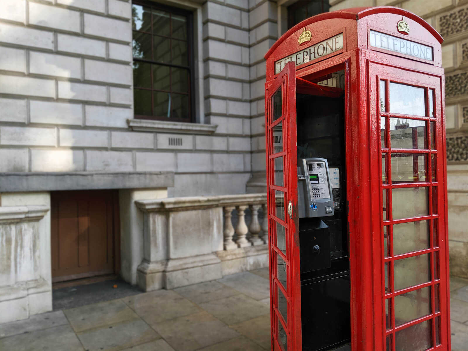 ロンドン街中の赤い電話ボックス