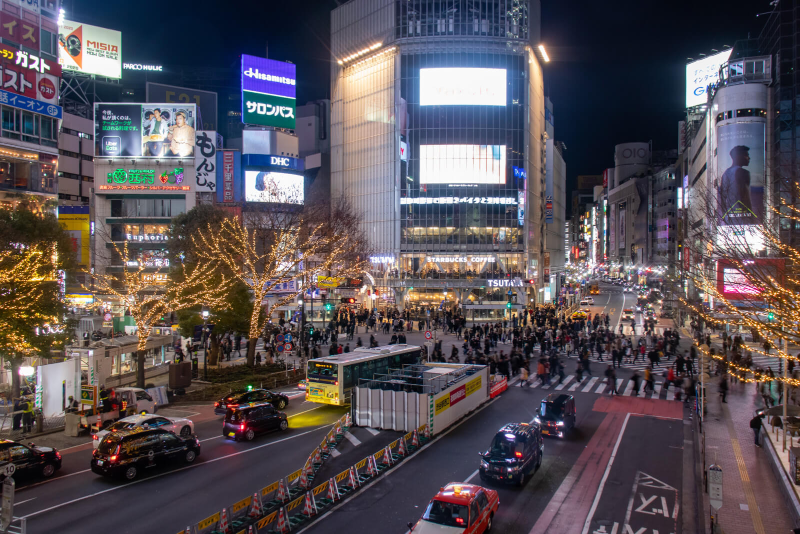 夜の渋谷スクランブル交差点 フリー写真素材のふくなな