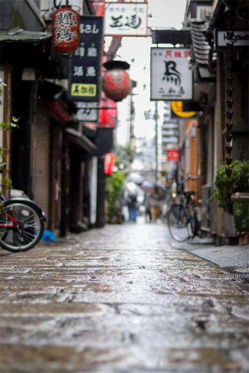 雨降りの法善寺横丁 フリー写真素材のふくなな